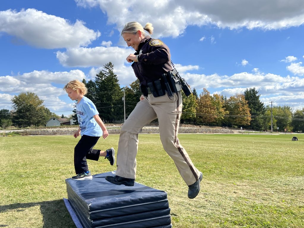 Deputy Estes participates in the Woodside Elementary Fun Run
